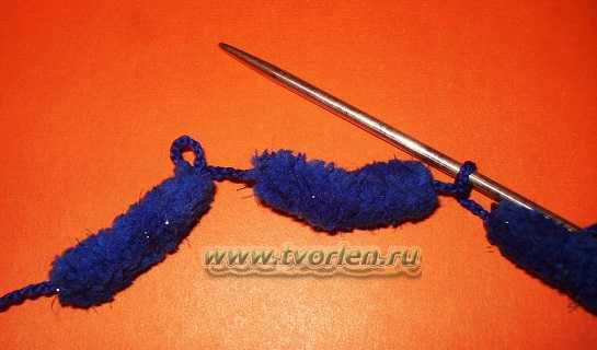 вяжем шарф из пряжи с помпонами (3)