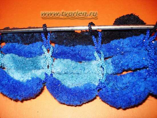 вяжем шарф из пряжи с помпонами (5)