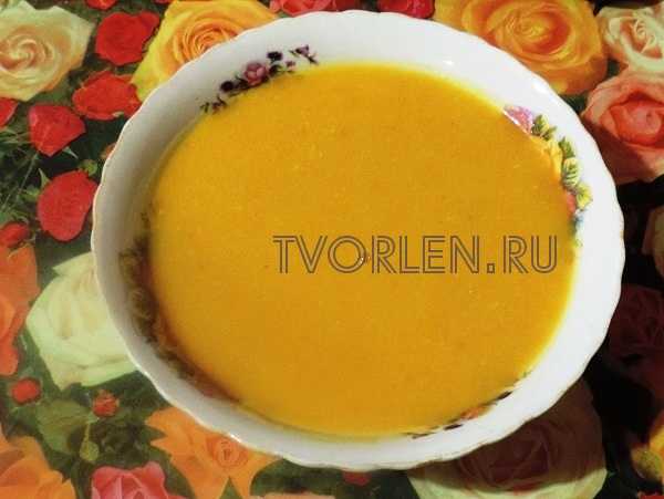 тыквенный суп-пюре на курином бульоне в тарелке