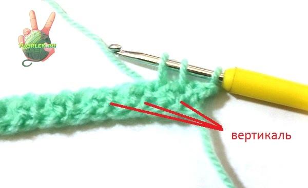 простой плотный узор крючком - ввод крючка между вертикальными нитями